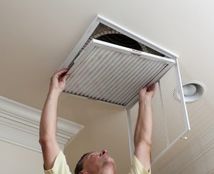 technician-hand-vent-ac-filter