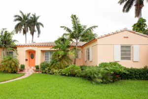 peach-colored-home-in-Florida-with-palm-trees-in-the-yard